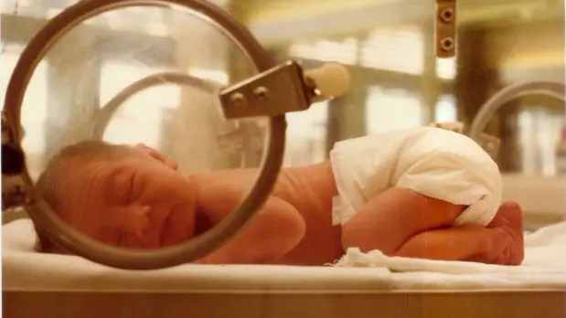 A premature infant in a neonatal intensive care unit (NICU) [Jacoplane/CC BY-SA 3.0]