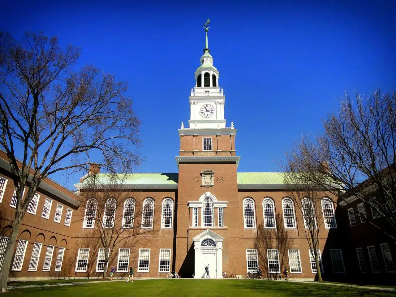 Dartmouth College Campus Library Building (Photo by David Mark, Licensed under Pixabay License)