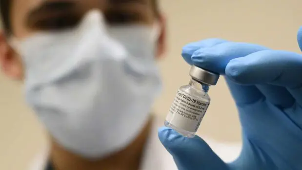 A Department of Defense personnel holds a vial of the Pfizer-BioNTech COVID-19 vaccine (DOD photo licensed under CC BY 2.0)